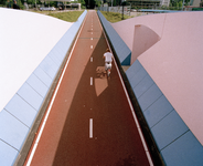 19327 Gezicht op het fietspad dat met tunneltjes onder het Europlein doorloopt, langs de Beneluxlaan (links) te ...